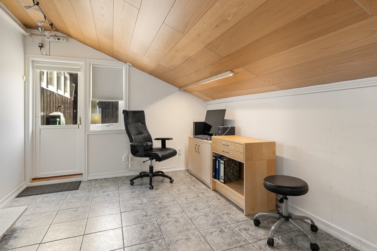 Tidligere carport har blitt hjemmekontor. Galleribilde