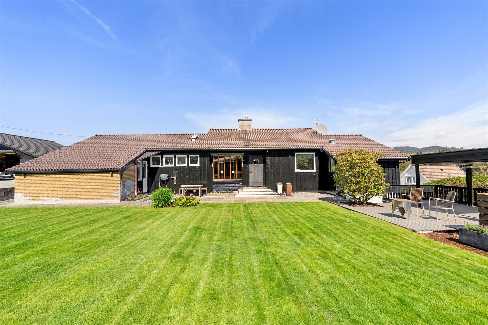 Flott opparbeidet hage, plen og uteterrasser. Gode solforhold. Galleribilde