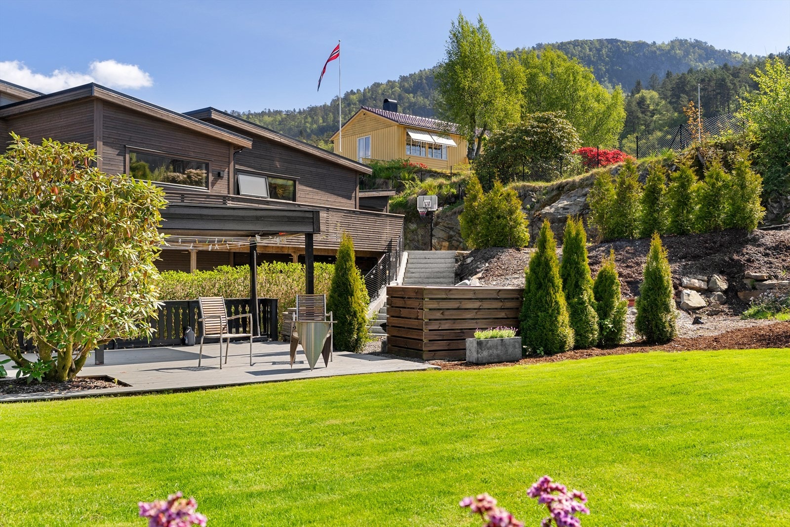 Etablert og barnevennlig område med nærhet til skole, butikk, buss, bading og drivingrange. Galleribilde