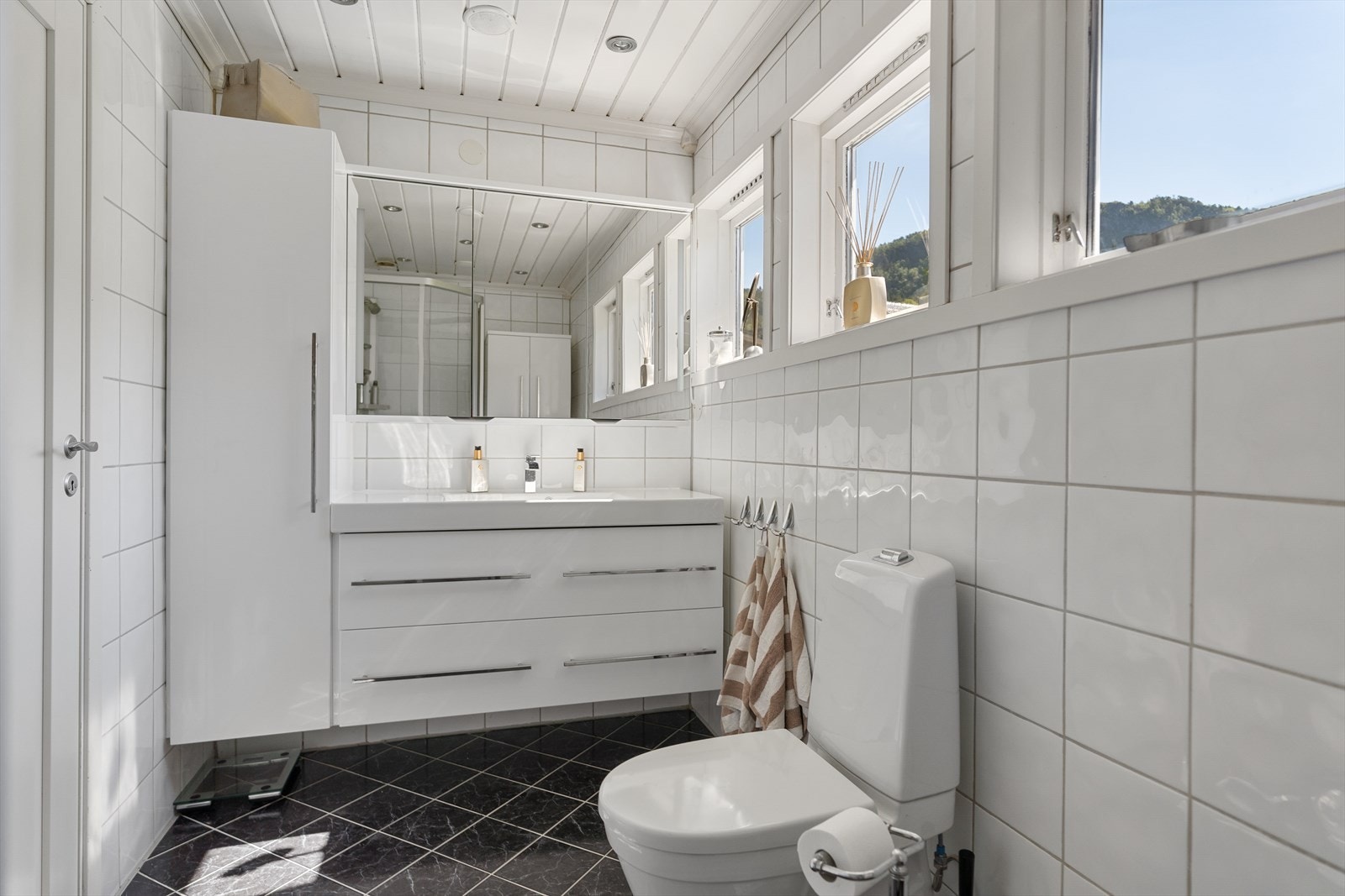 Helfliset bad med varmekabler. Wc, vask i møbel. Galleribilde