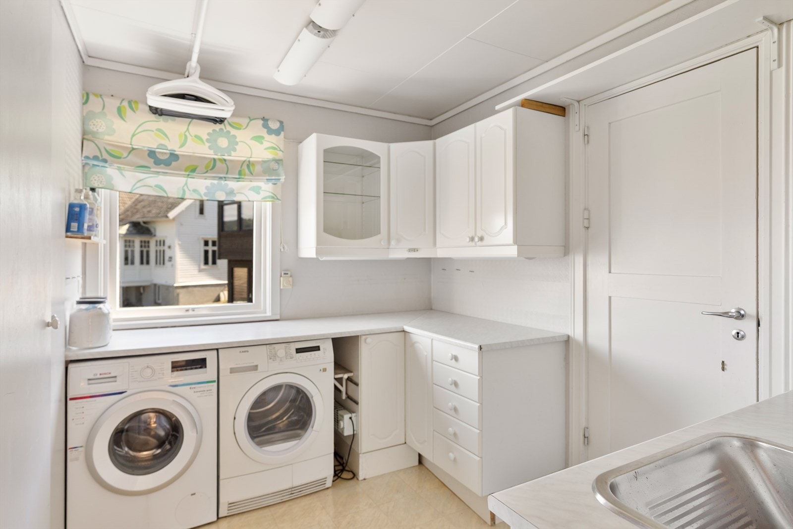 Vaskerom med dør ut til bod. Galleribilde