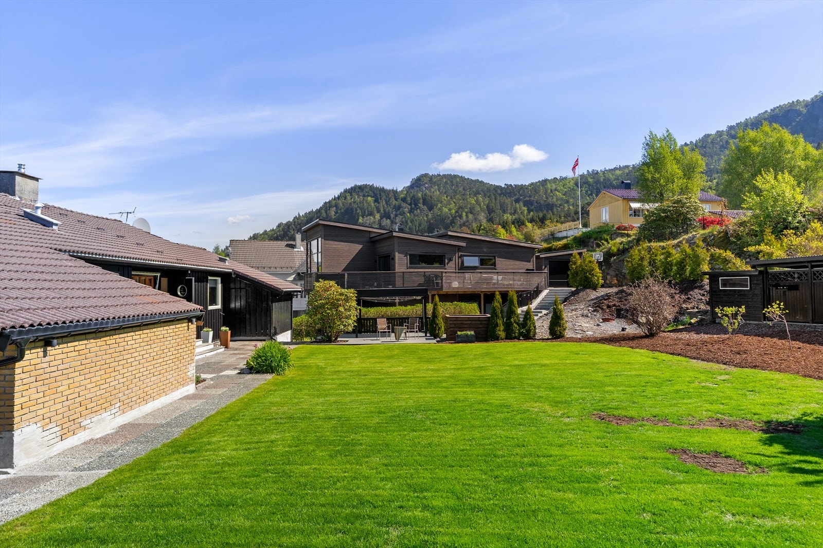 Meget flott uteområde. Bed med prydbusker. Galleribilde