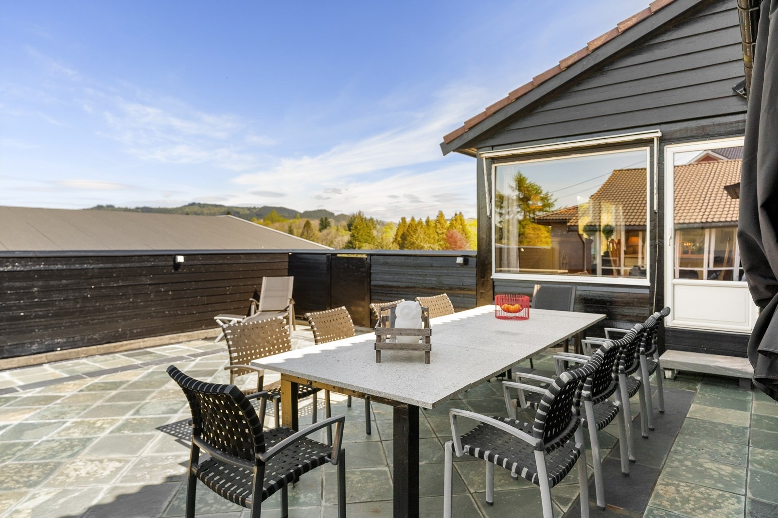 Stor og god skiferbelagt terrasse med gode solforhold. Galleribilde