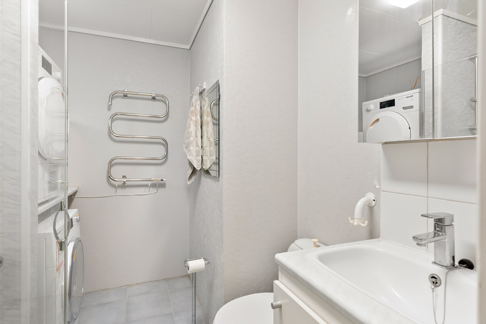 Bad i hybeldel. Vask, wc, dusj og opplegg for vaskemaskin og tørketrommel. Galleribilde