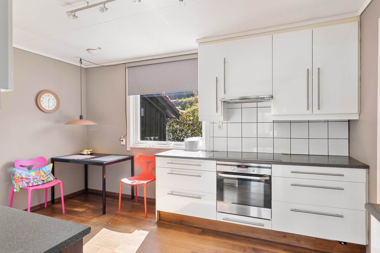 Liten spiseplass på kjøkkenet. Innredning med slette fronter. Galleribilde