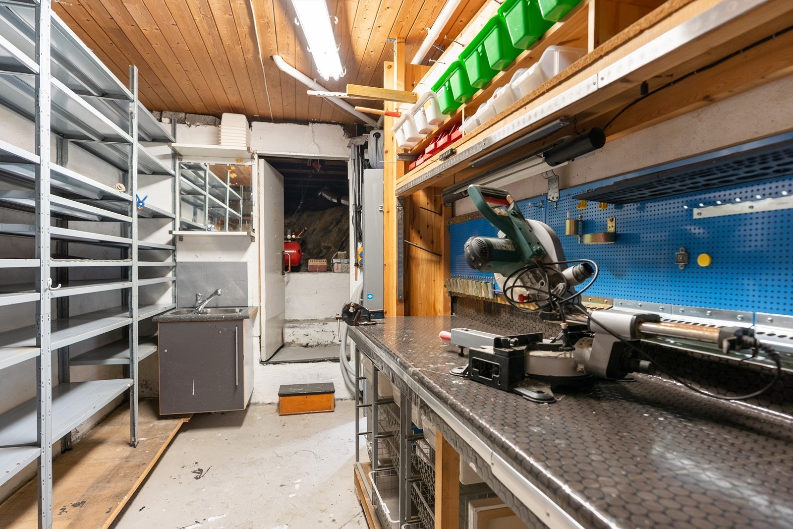 I u.etg. er det inngang til bod/hobbyrom. Dør til blindkjeller med dør til hage. Galleribilde