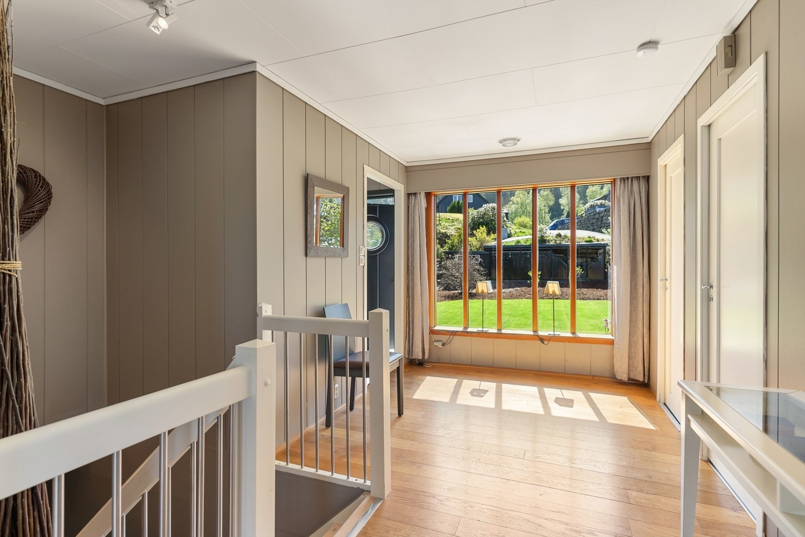 Gang/hall i 1 etg. Her er trapp ned til underetasjen med hybeldel. Galleribilde