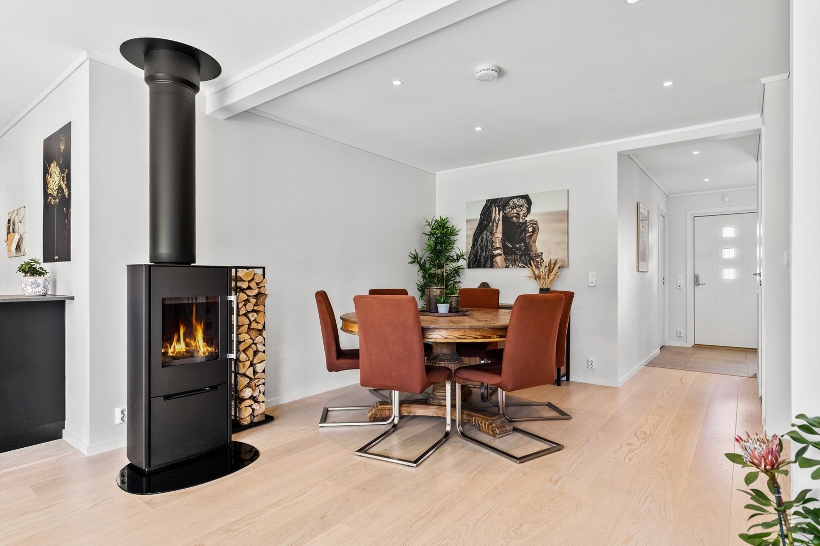 Her kan man nyte varme måltider foran peisen på kalde dager. Galleribilde