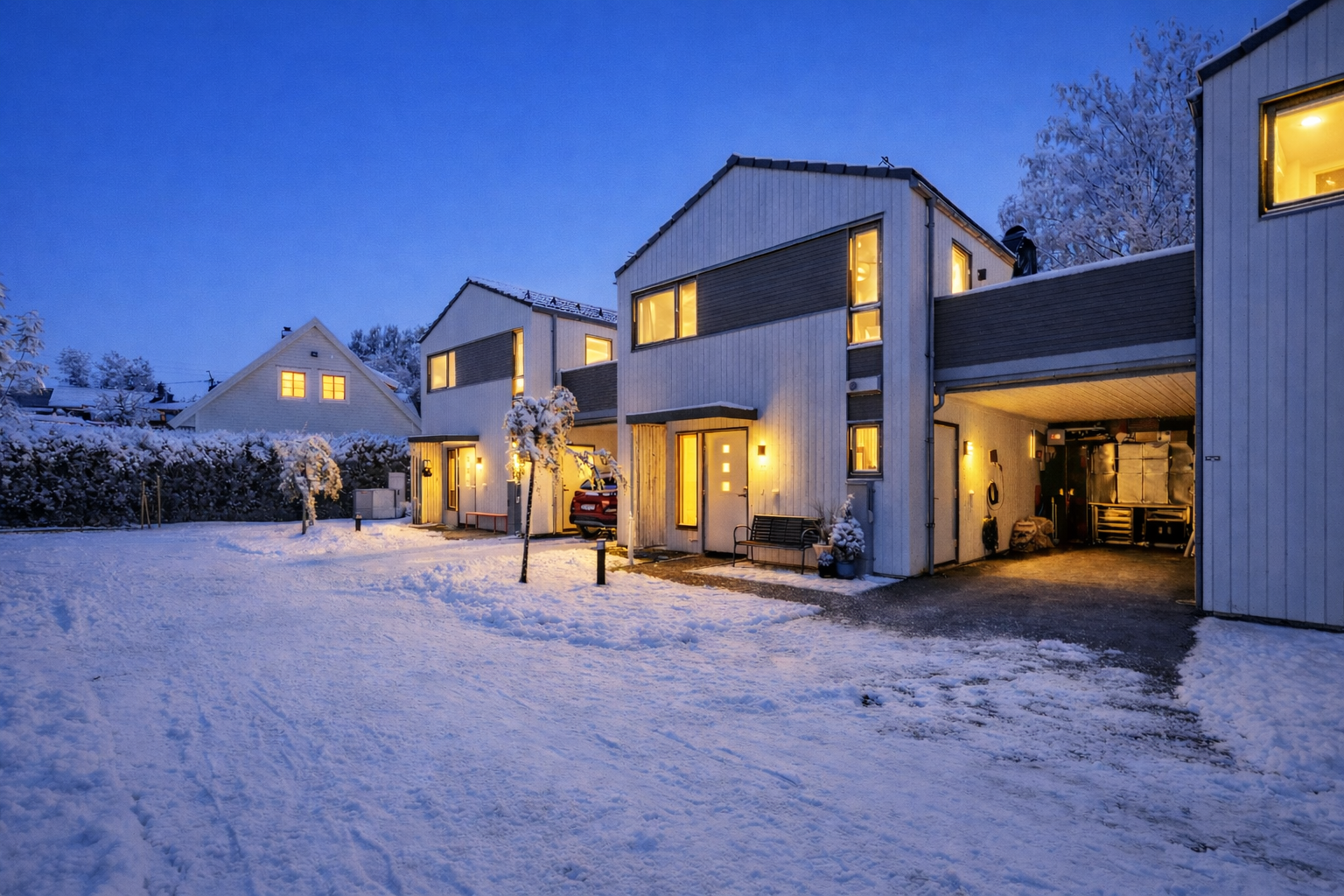 Carport med el-bil lader og god plass til oppbevaring. Galleribilde