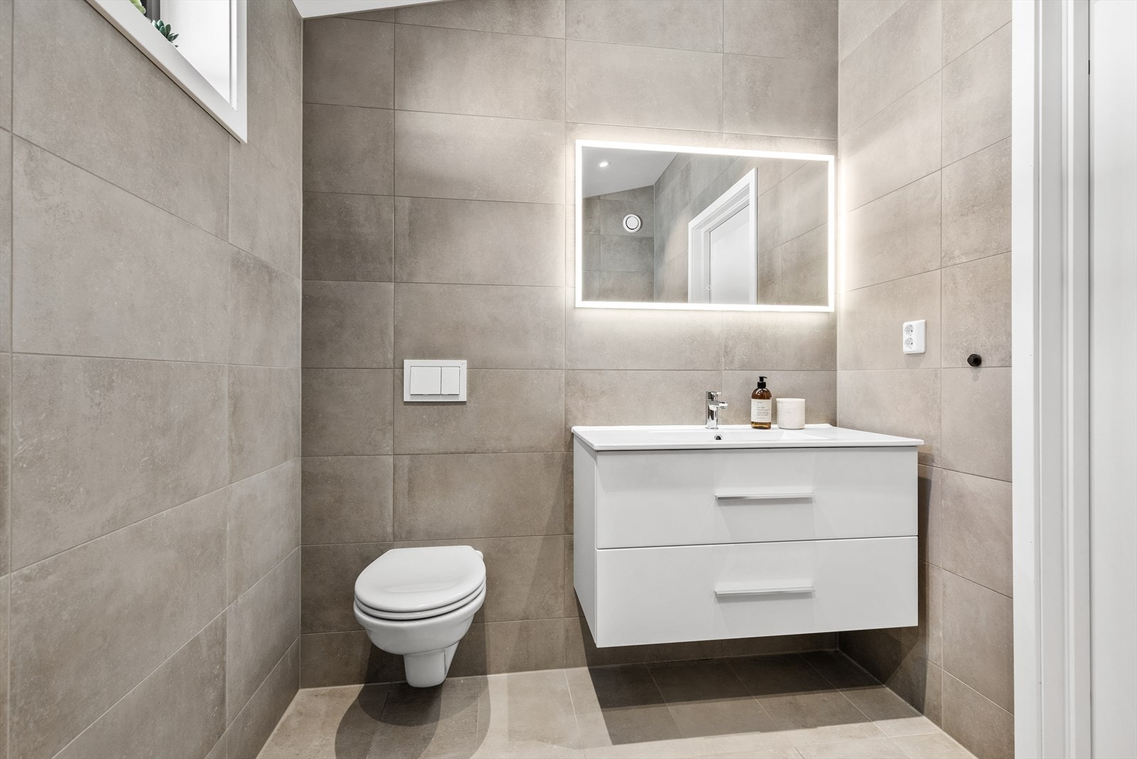 Badet i andre etasje er lagt med moderne fliser. Galleribilde