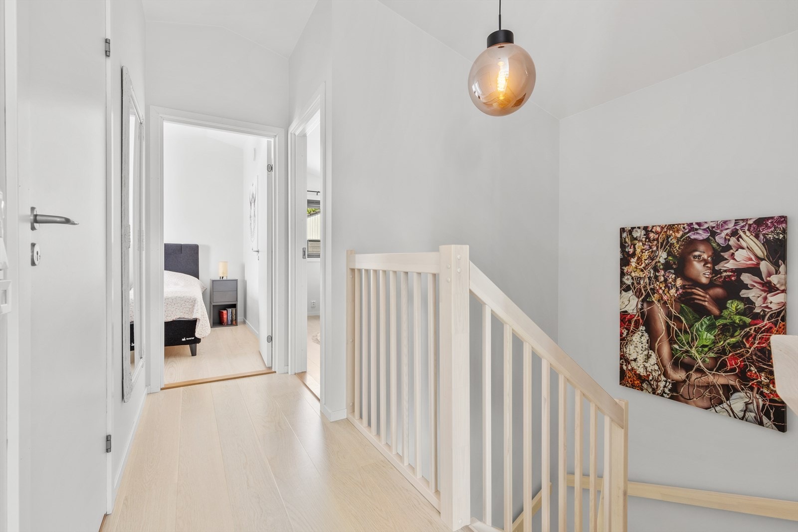 Gangen fører inn til soverom og bad. Galleribilde