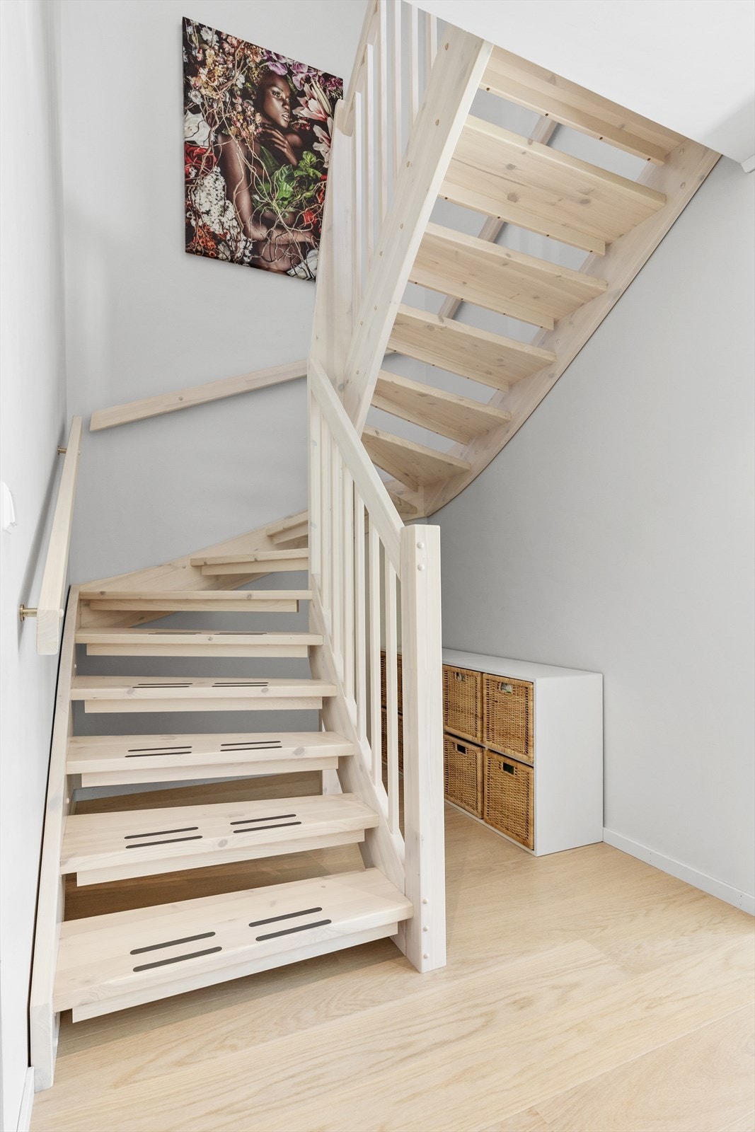 Under trappen er det plass til kommoder for praktisk og ryddig oppbevaring. Galleribilde