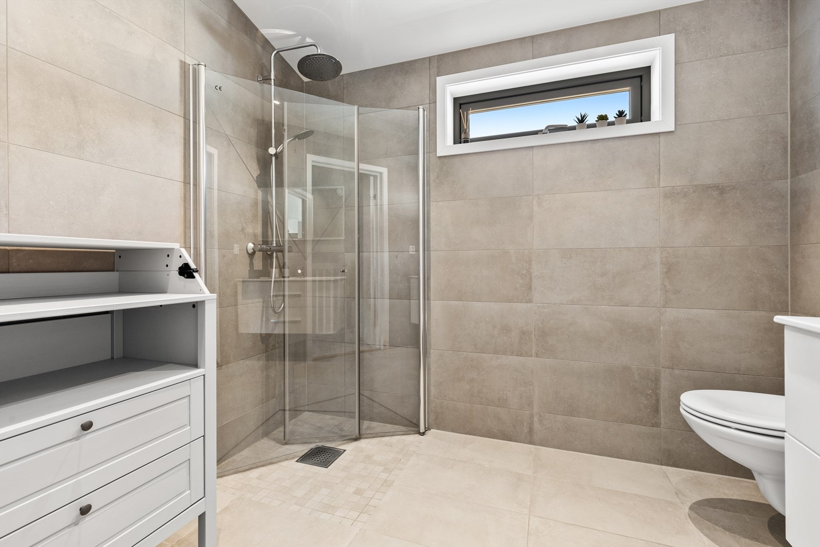 Det er også plass til en kommode eller et stellebord. Galleribilde