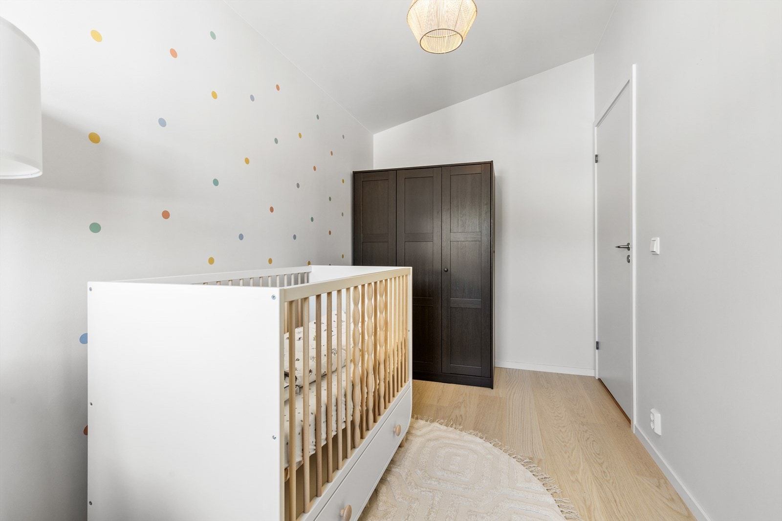 Dette soverommet er perfekt som barnerom med plass til seng, garderobeskap og skrivebord. Galleribilde