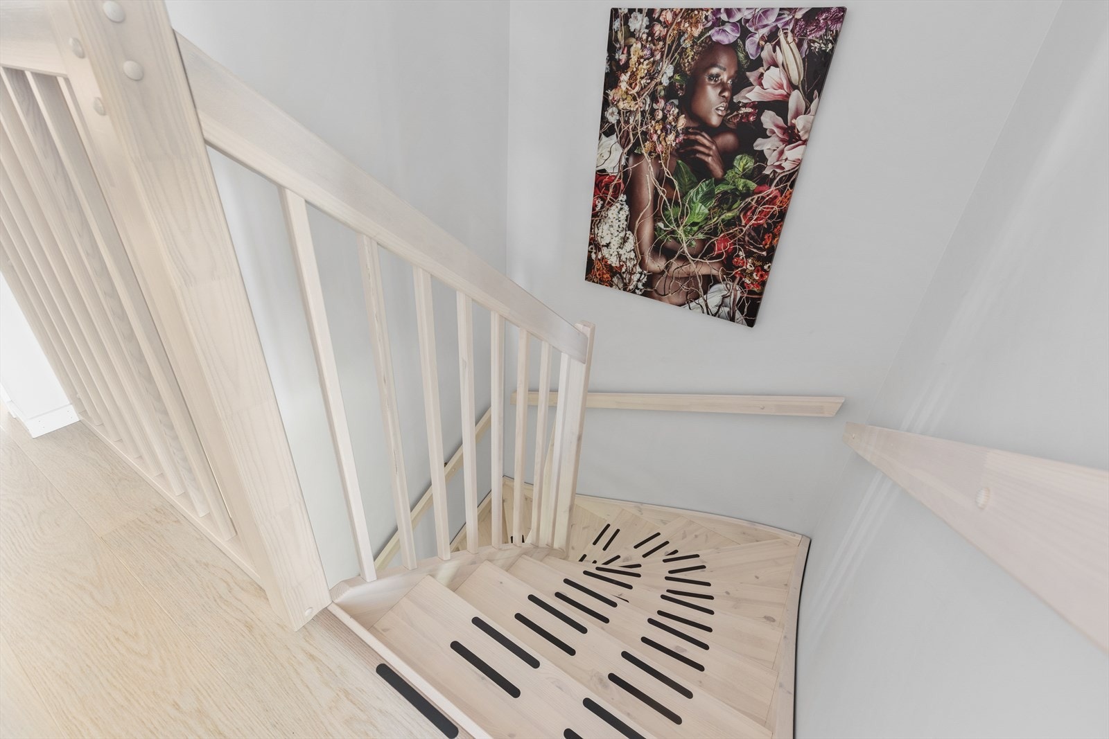 Trinnene, vangene og rekkverket er i malt tre. Galleribilde