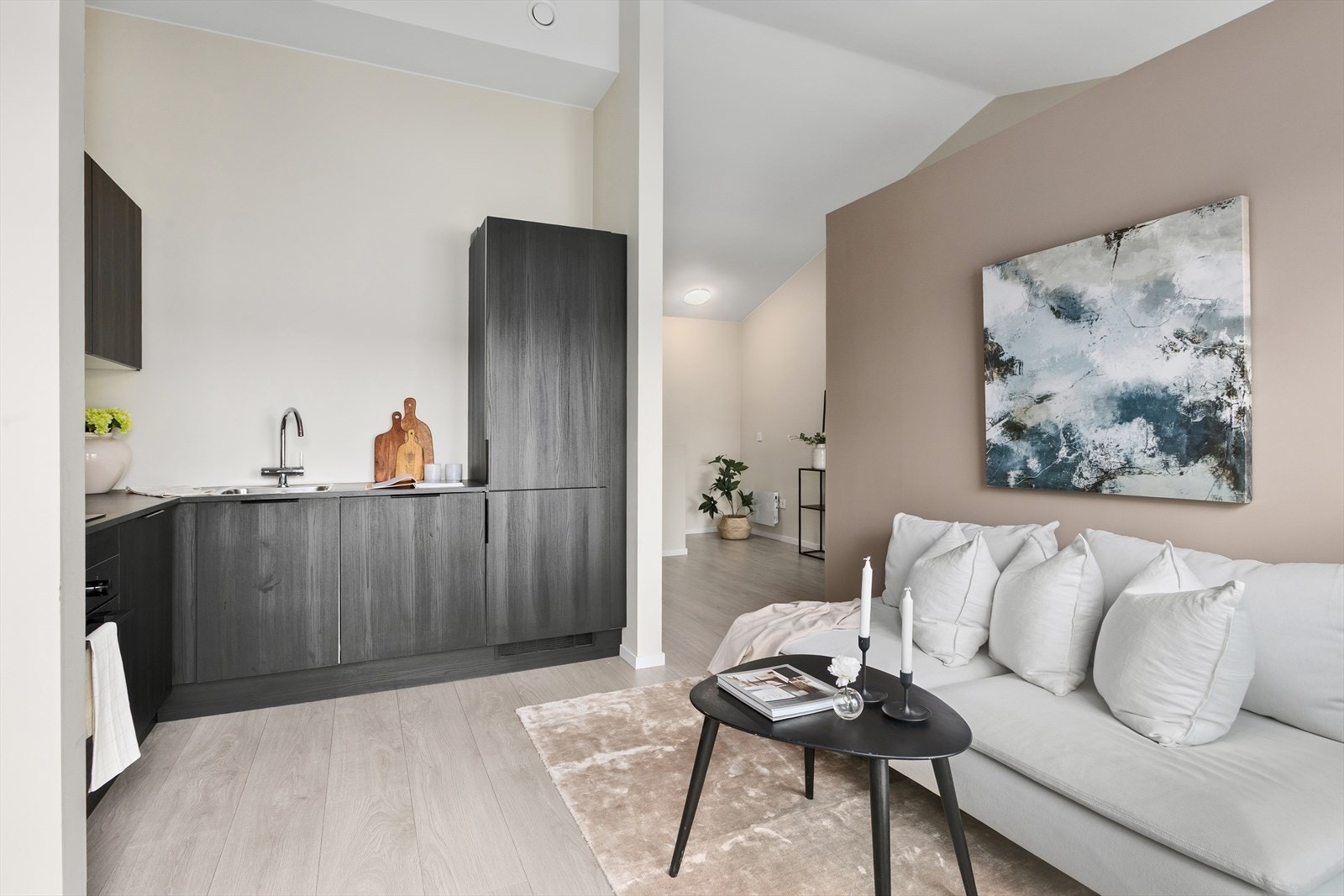 Fra hall kommer man inn til en hyggelig åpen stue-/kjøkkenløsning Galleribilde