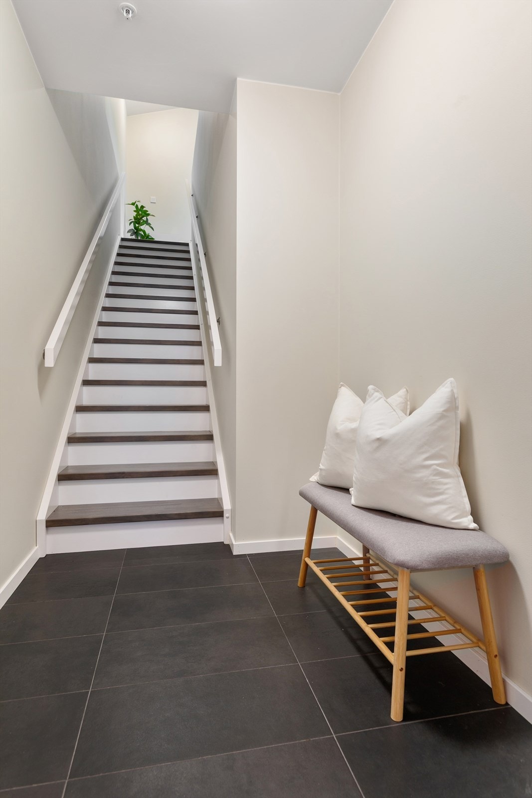 Her kommer man inn til en flislagt hall Galleribilde