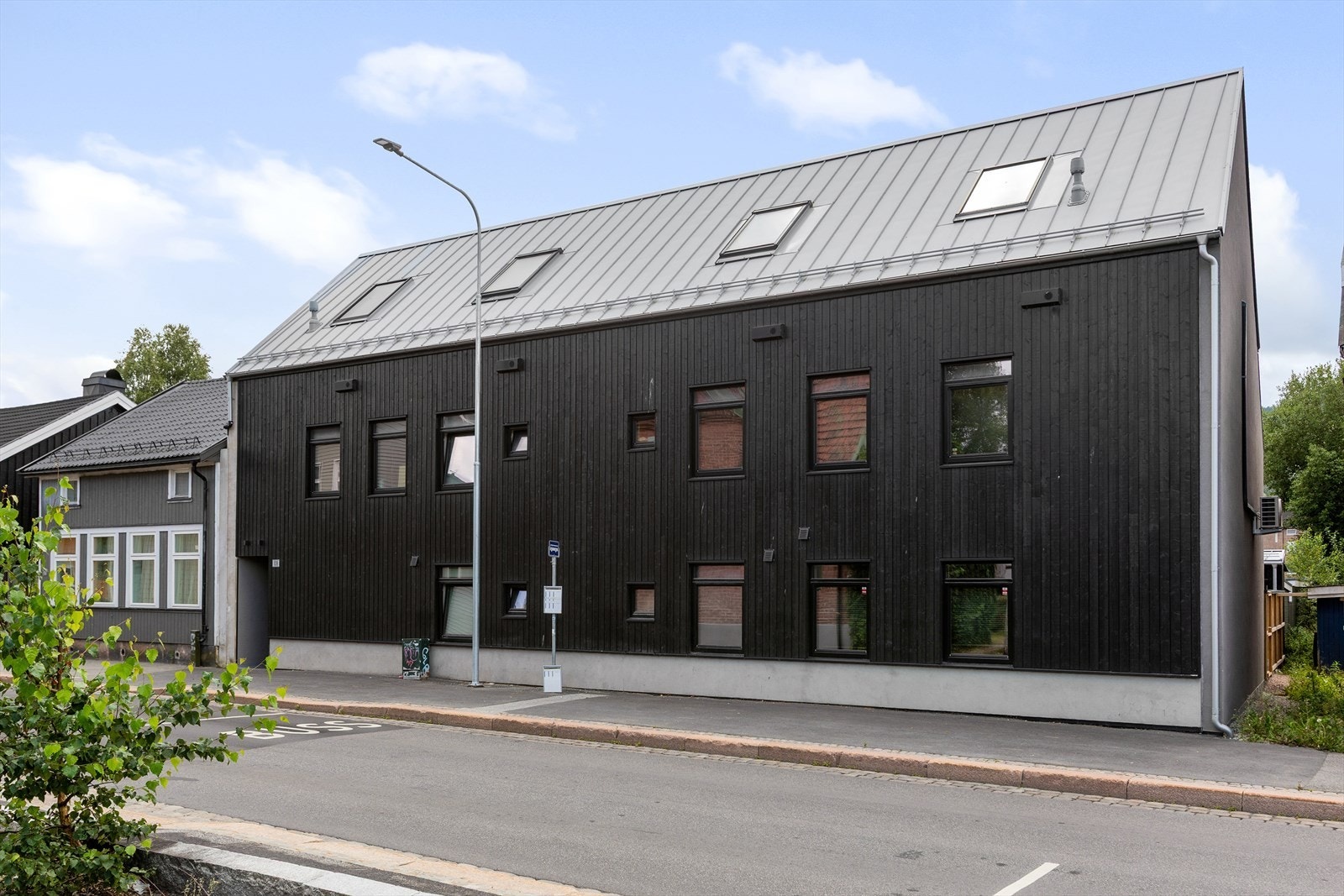 Leiligheten ligger i et nyere bygg - ferdigstilt i 2023. Bussholdeplass ligger rett utenfor døren. Galleribilde