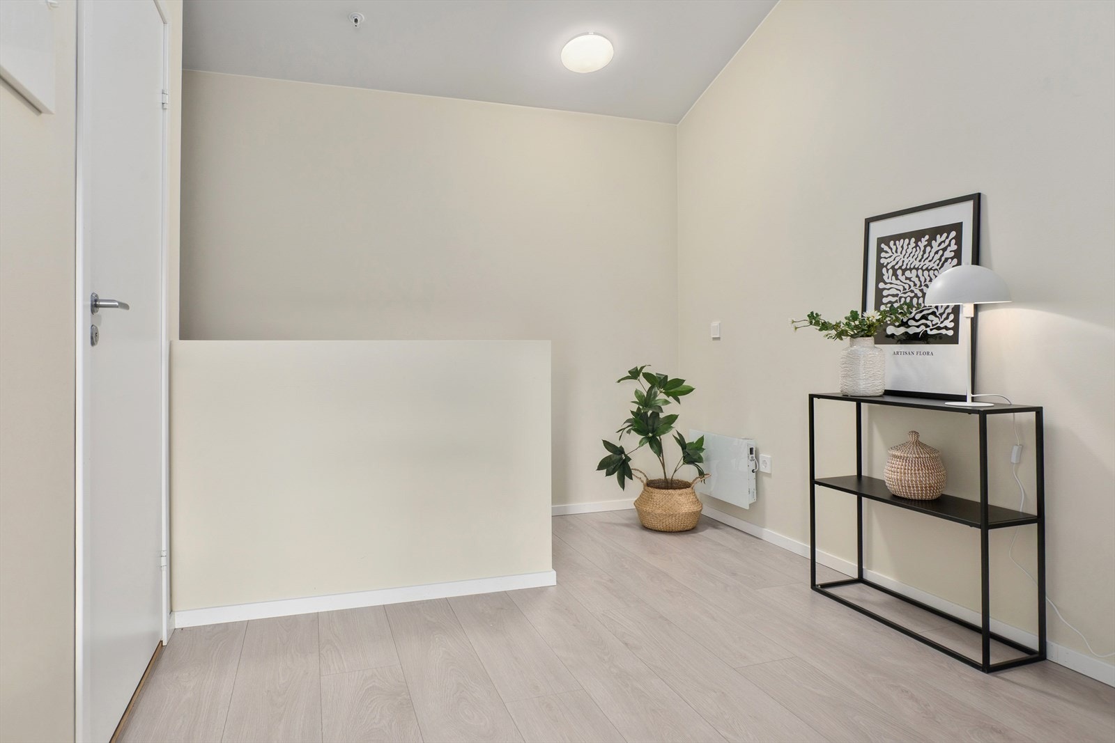 Opp trappen kommer man til en romslig hall Galleribilde