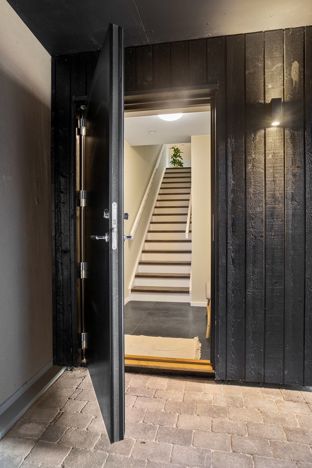 Velkommen hjem! Leiligheten har eget inngangsparti Galleribilde