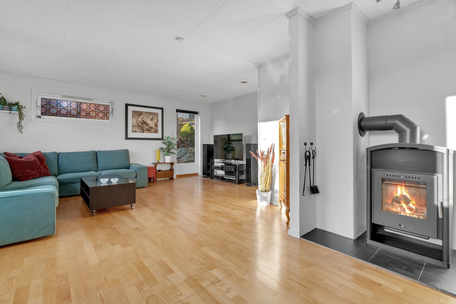 Stuen har vedovn og enkel utgang til hage/uteplass Galleribilde