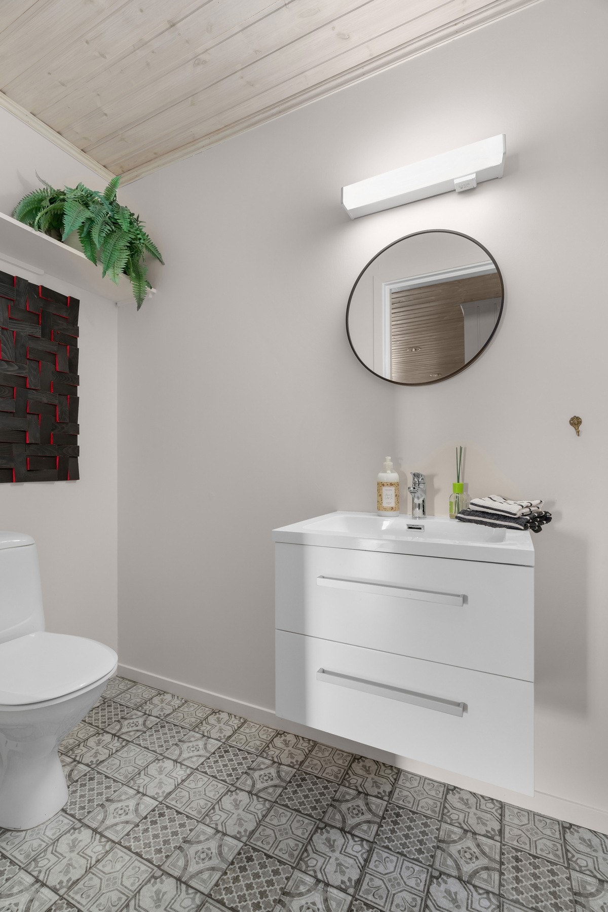 Separat wc rom med baderomsinnredning Galleribilde