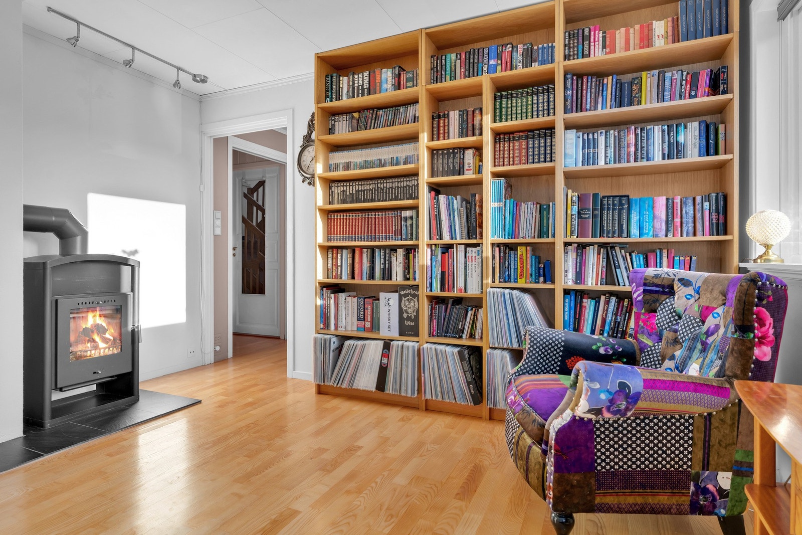 Stuen har god plass til flere soner, vedovn sikrer lun varme Galleribilde