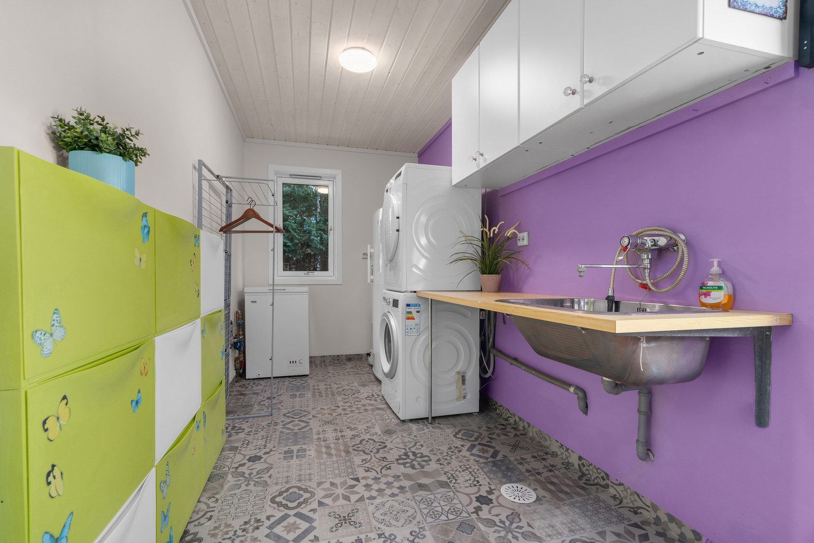 Praktisk vaskerom med opplegg til vaskemaskin og tørkemuligheter Galleribilde