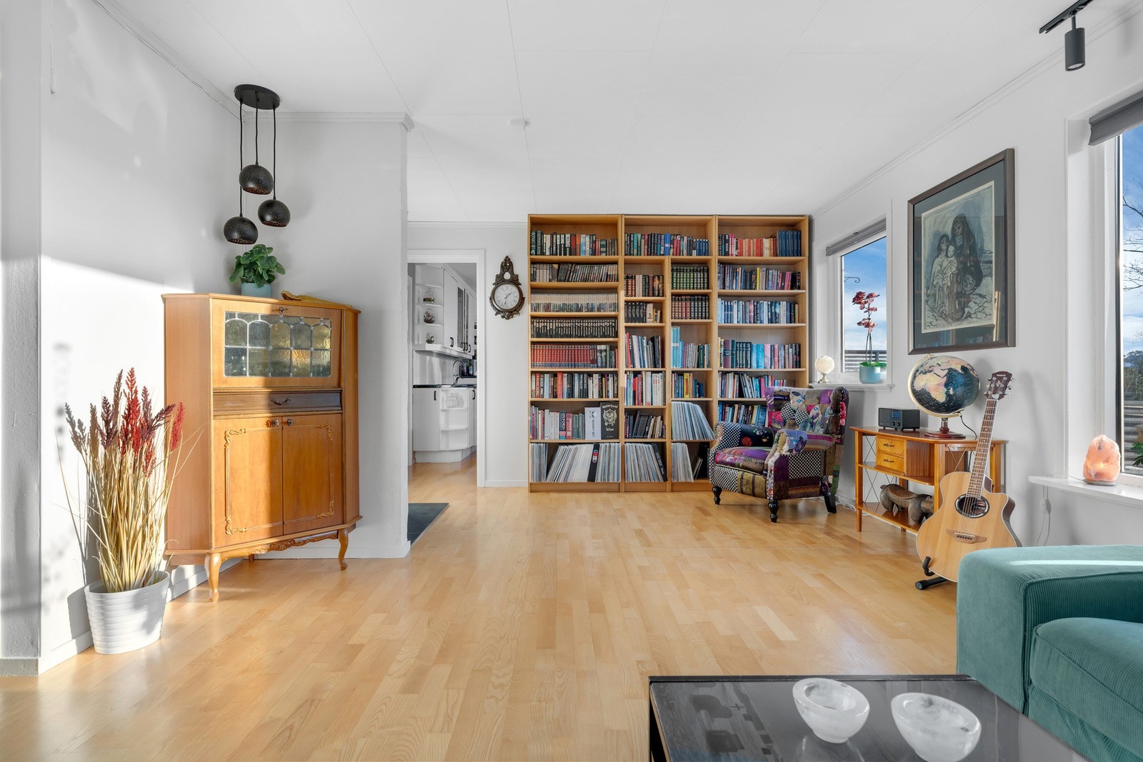 lys og trivelig og sosial stue med lyse farger Galleribilde