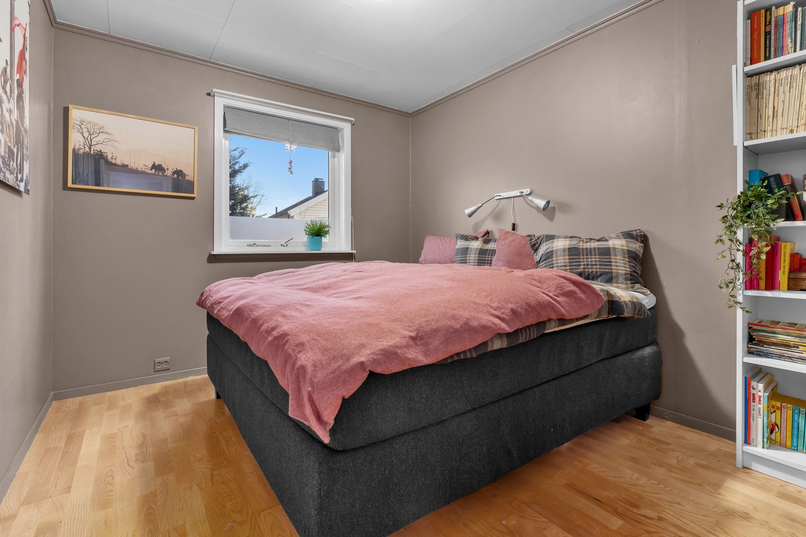 Romslig soverom / første etasje Galleribilde