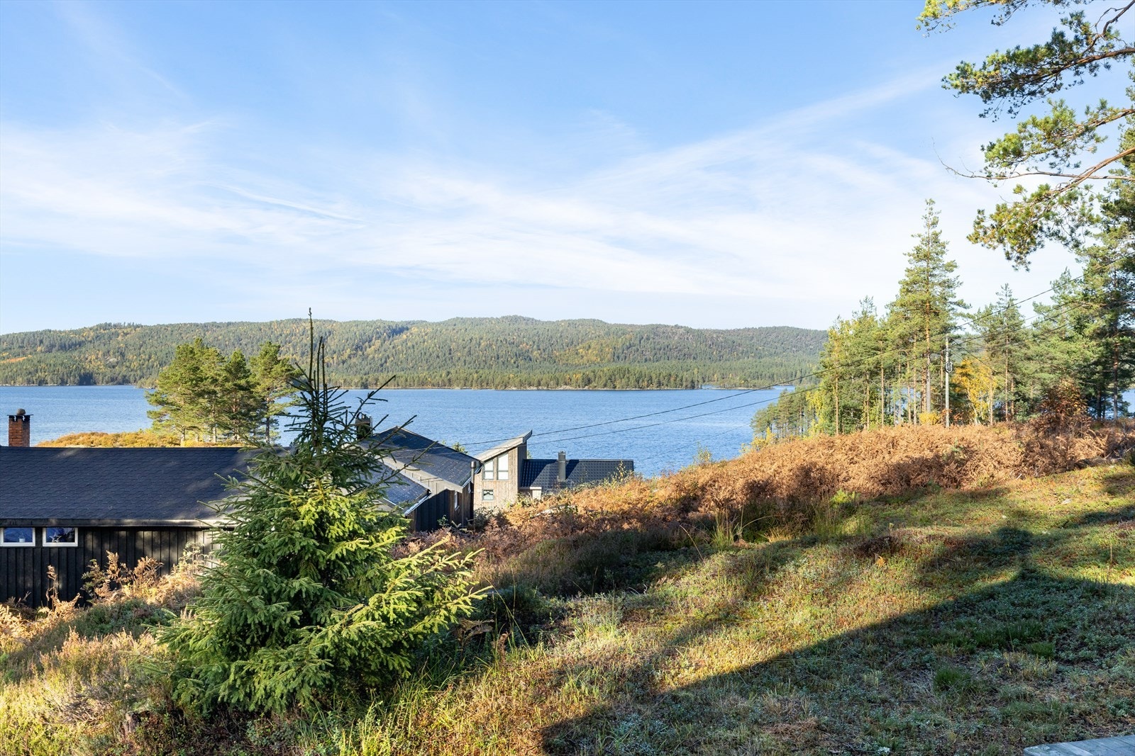 Det er hogget ned godt med trær rundt hytta for å få frem den fine utsikten Galleribilde