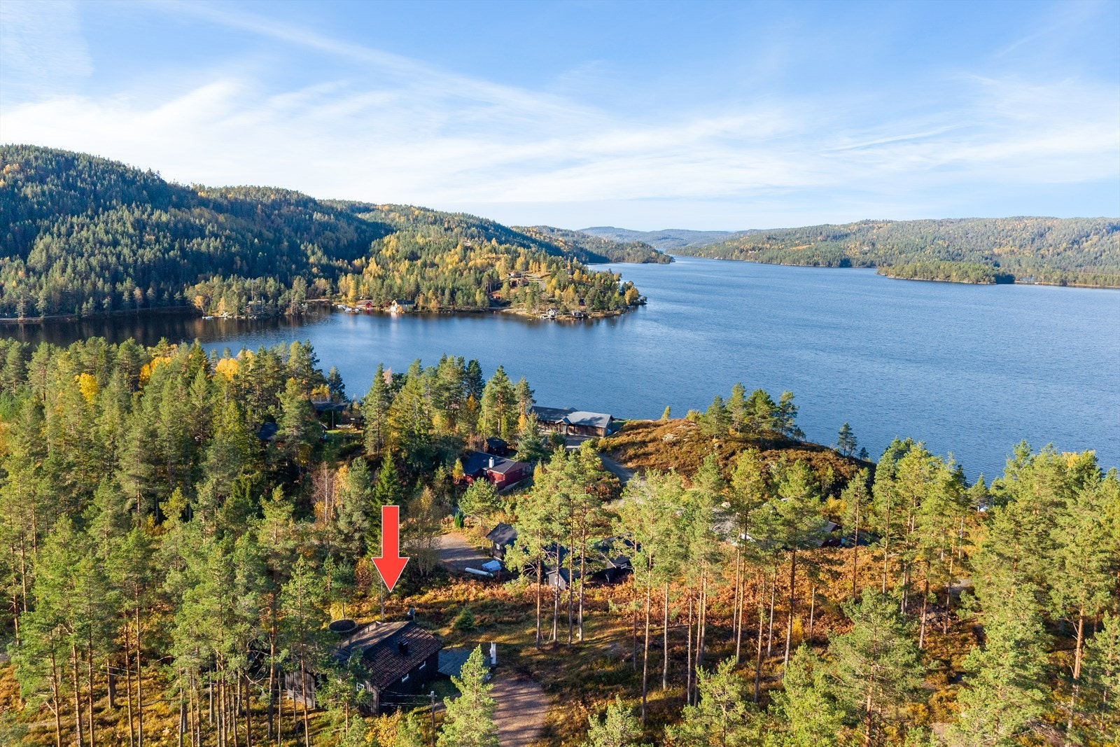 Dronebilde med hytta markert Galleribilde