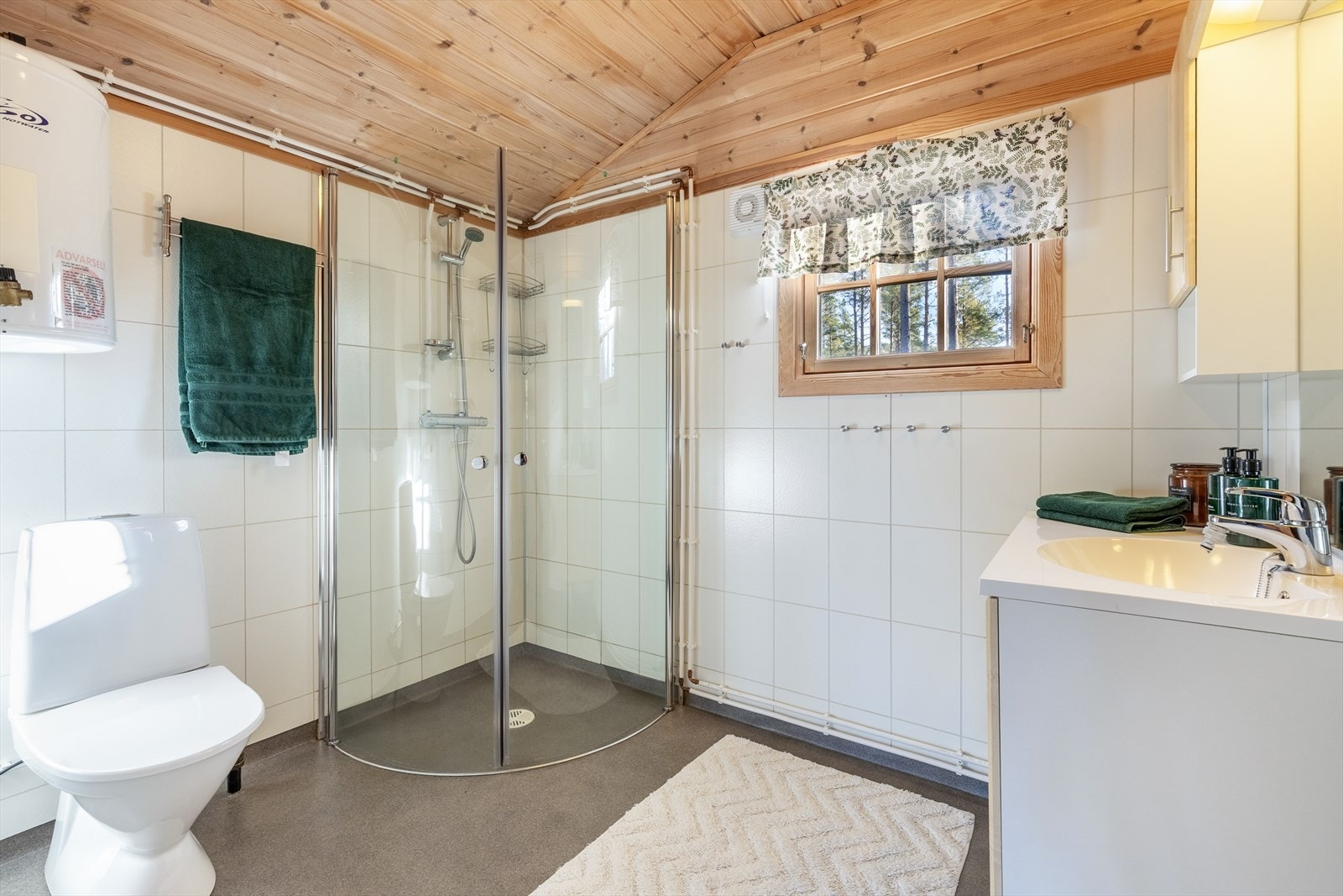 Romslig bad med toalett, dusj og servantinnredning Galleribilde