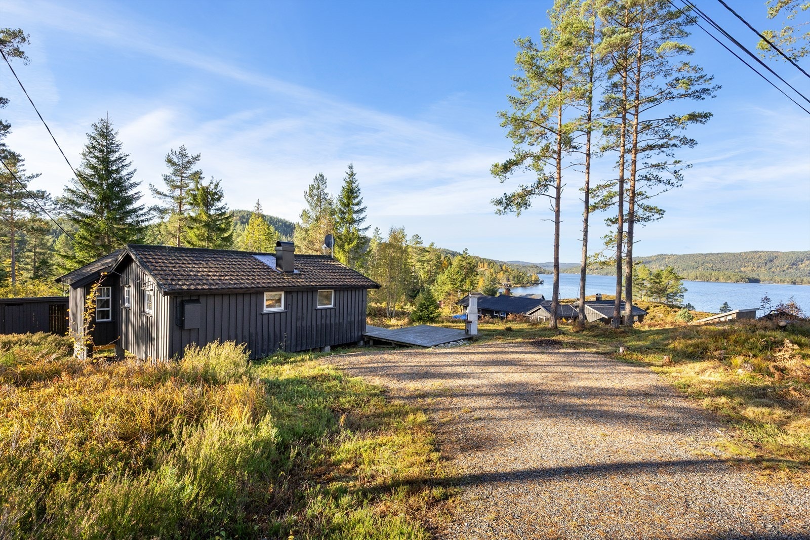 Bilvei helt frem til døren og godt med biloppstillingsplass Galleribilde