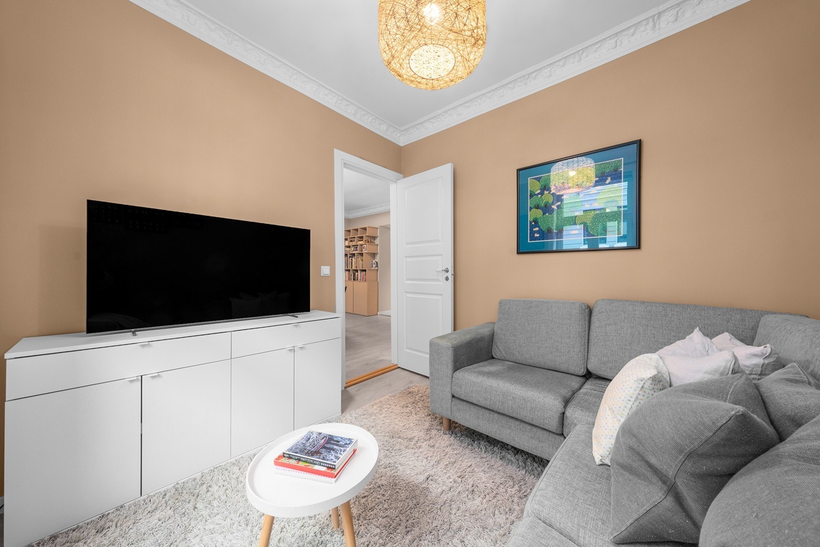 Her har du god plass til å innrede med dobbeltseng med tilhørende nattbord, samt garderobeskap som gir godt plass til oppbevaring av klesartikler Galleribilde