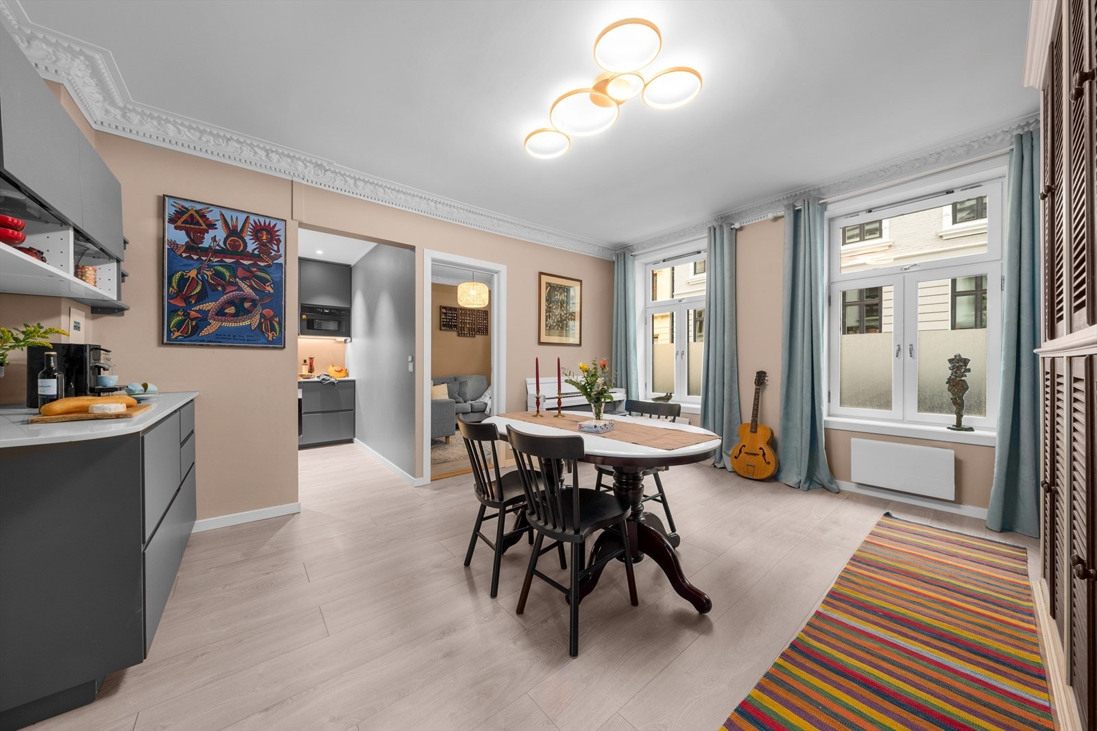 Romslig stue med store vindusflater kombinert med en generøs takhøyde på 2,6 meter gir en romslig atmosfære. Stuen er idag innredet som spisestue Galleribilde