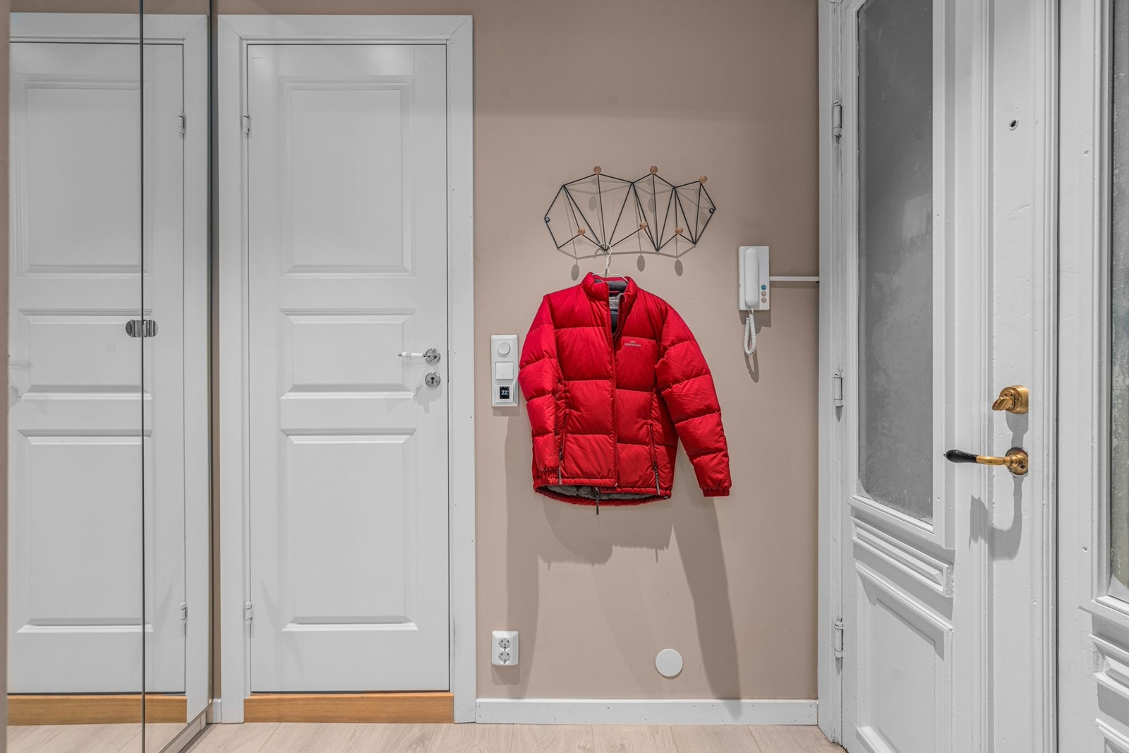 Romslig entré som gir et godt førsteinntrykk av boligen. Dørcalling er montert med inngangsdør Galleribilde