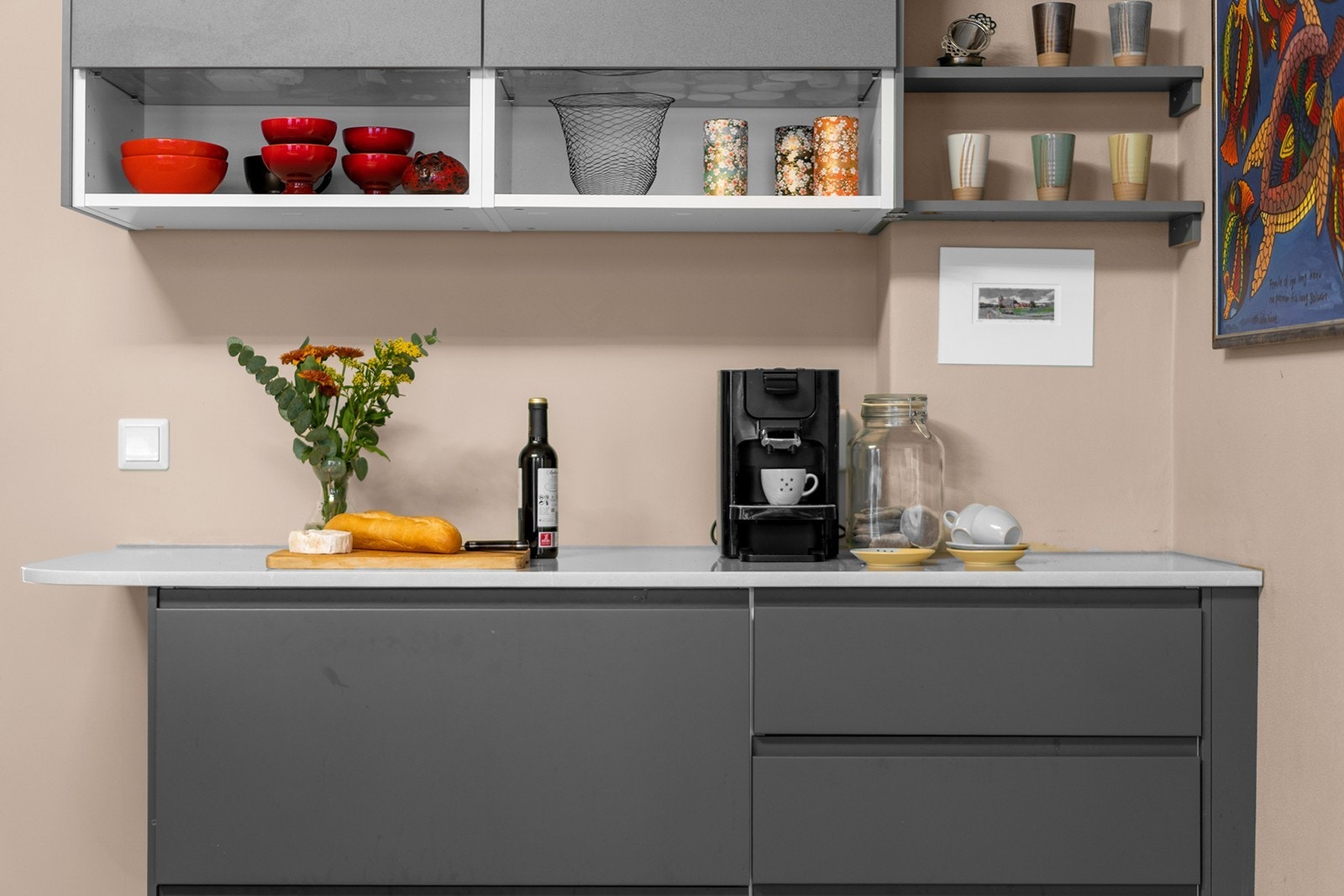 I tilknytning til stuen/spisestuen har du en hyggelig kaffehjørne og godt med ekstra oppbevaring Galleribilde