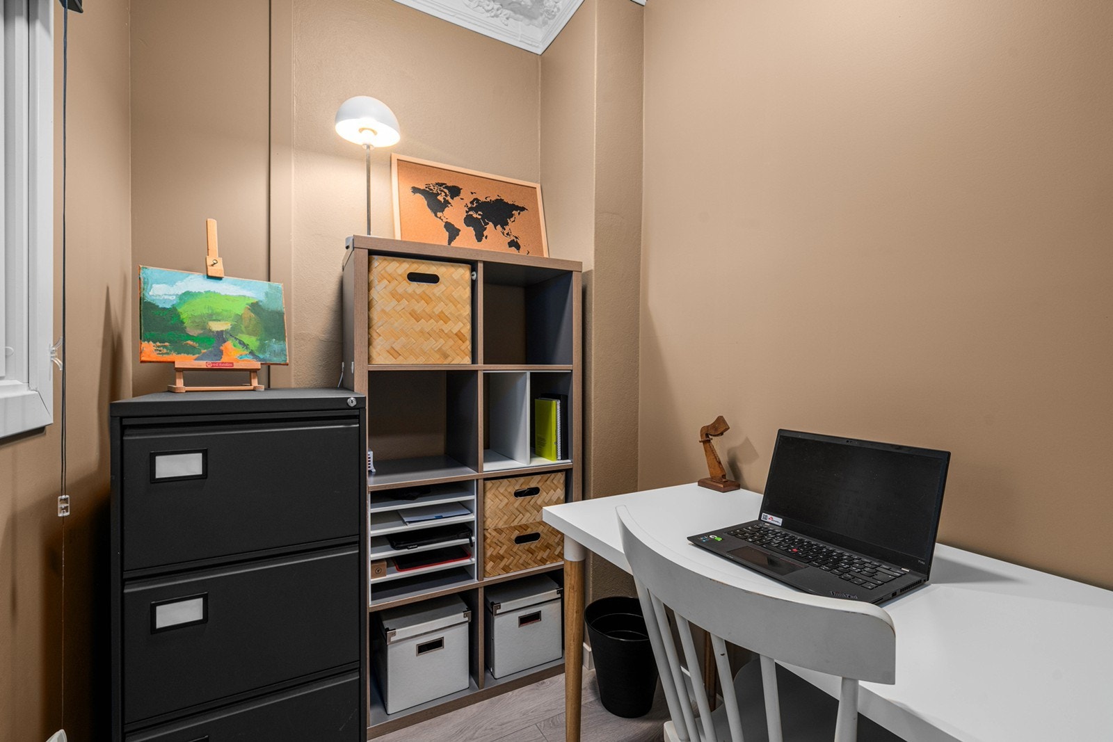 Leiligheten har et praktisk kontor som gir gode muligheter for hjemmekontor og oppbevaring Galleribilde