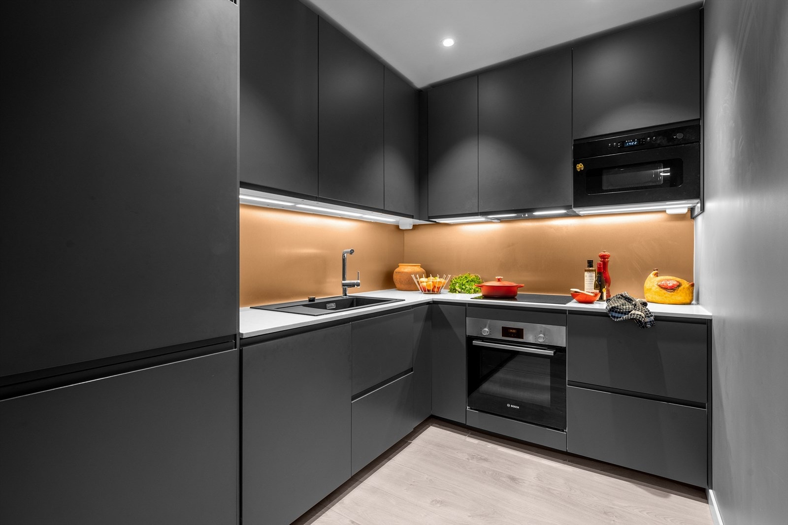 Boligen kombinerer klassisk sjarm med moderne standard, gjennomgående høy takhøyde, stukkatur og rosett som skaper en elegant atmosfære Galleribilde