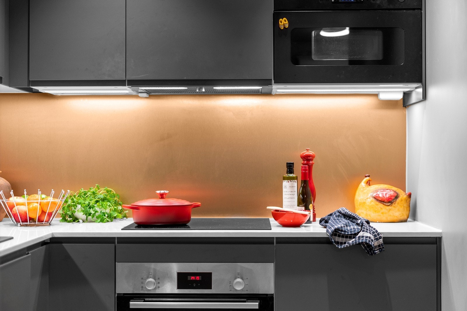 Praktisk belysning under overskapene og plate mellom benk og overskap gir et helhetlig og funksjonelt uttrykk. Deler av kjøkkeninnredningen og benkeplaten ble oppgradert i 2022 (ifølge eier) Galleribilde