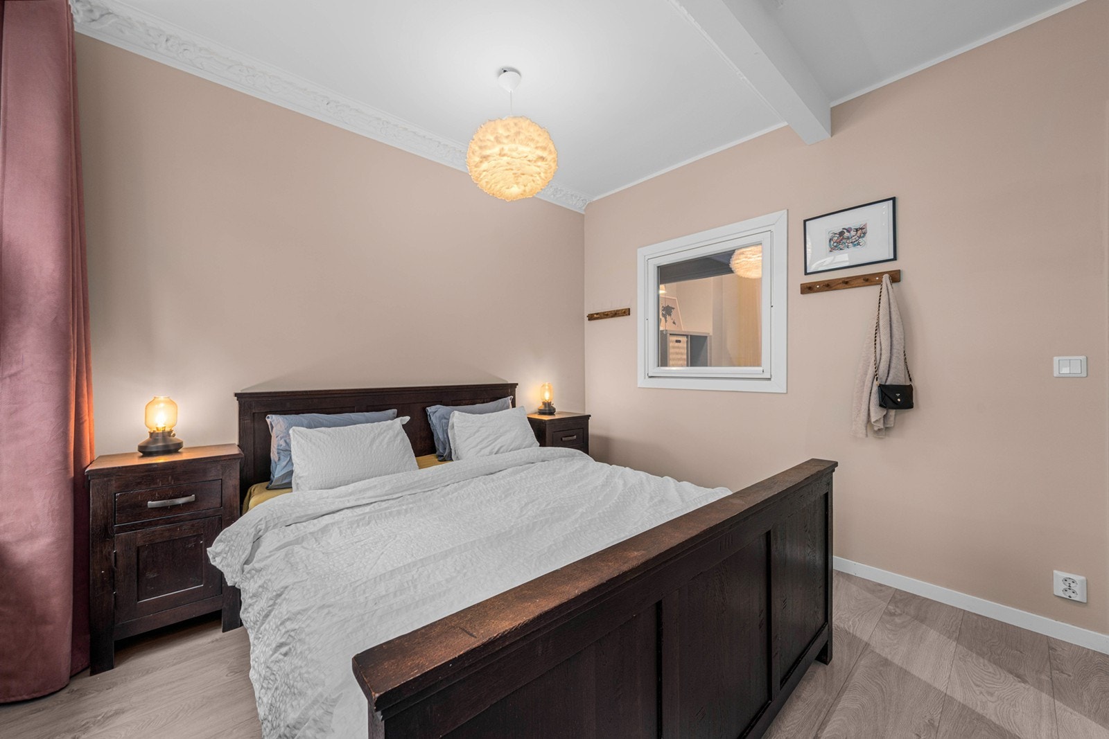 Her har du plass til å innrede med dobbeltseng med tilhørende nattbord og stort garderobeskap som gir godt med oppbevaringsplass Galleribilde