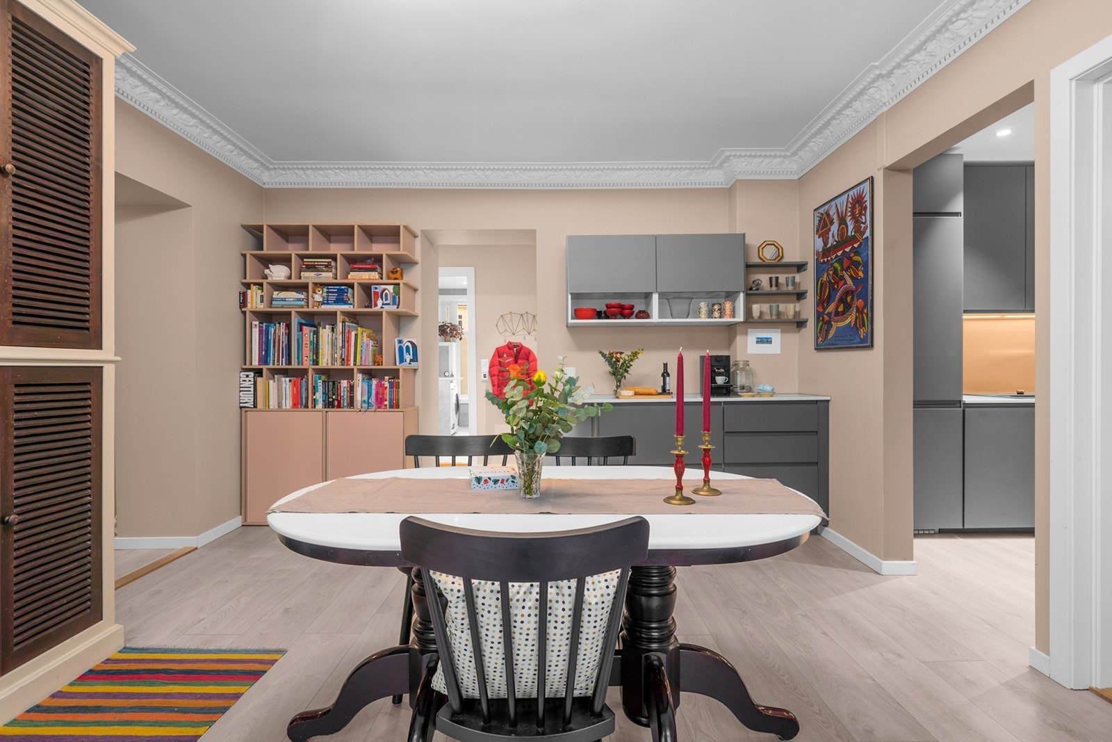 Stuen har klassiske detaljer som stukkatur og rosett, samt generøs takhøyde Galleribilde