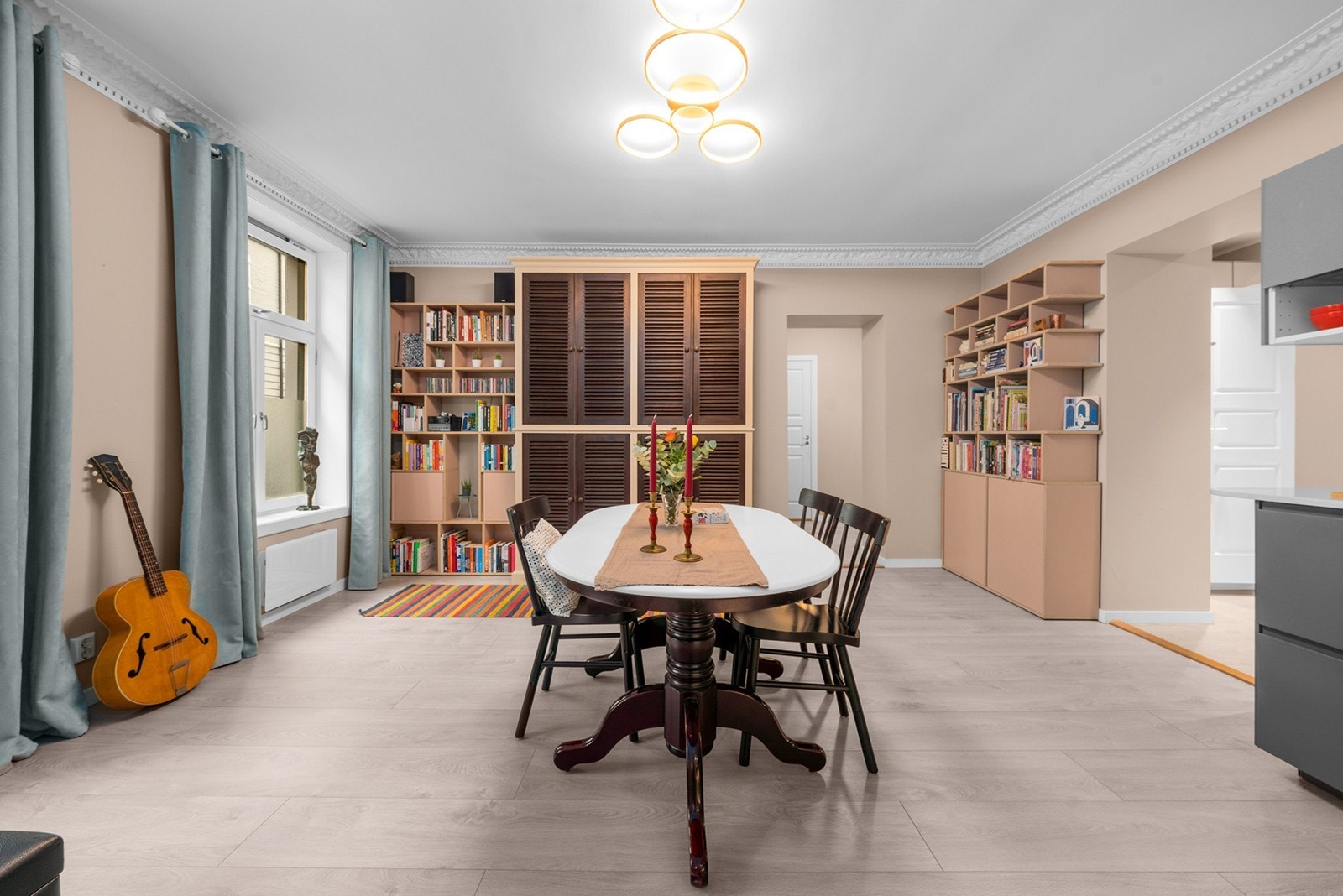 Innvendige gulvflater med 1-stavs laminat i bred format gra 2022 kombinert med glattmalte vegger Galleribilde