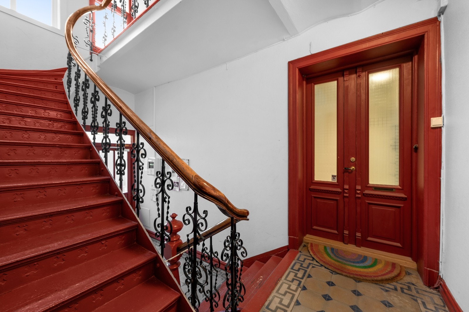 Leiligheten disponerer i tillegg 2 stk. loftsboder med skråtak. Gulvareal på ca. 11 kvm - målbar areal er på ca. 6 kvm. Samt 2 stk. kjellerboder på ca. 21 kvm. Takhøyde på ca. 2.02 m Galleribilde