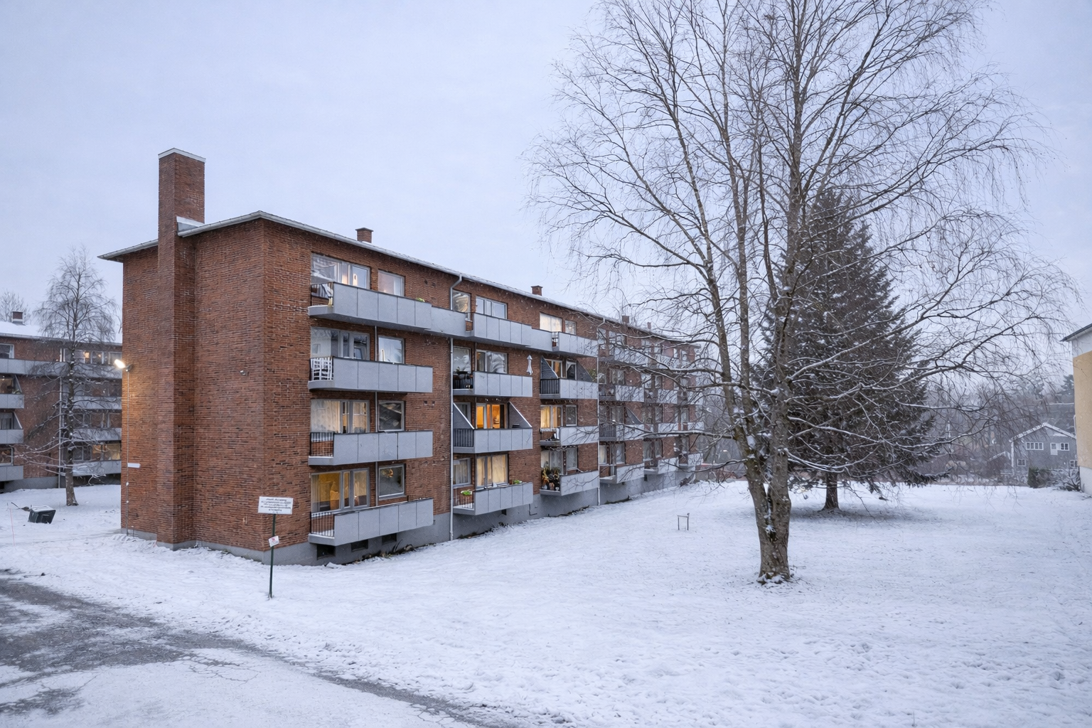 Eiendommen ligger i et rolig boområde med umiddelbar nærhet til skog og mark. Galleribilde
