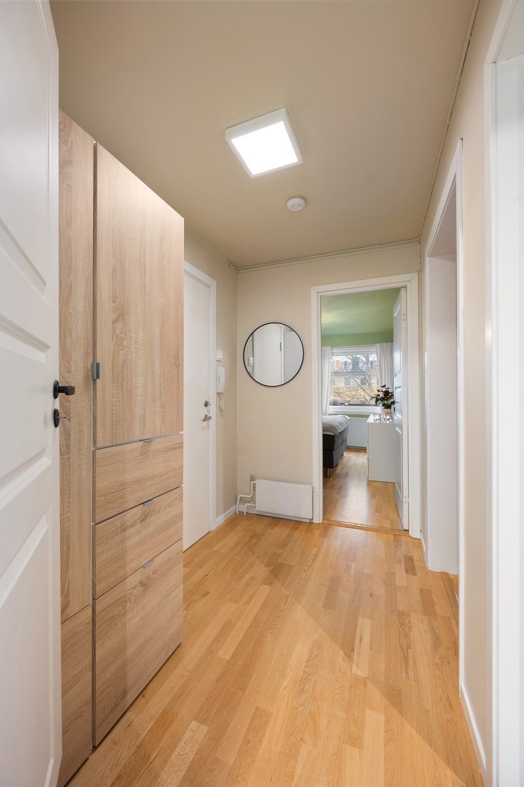 Du ønskes velkommen inn i en funksjonell entré som binder sammen leilighetens øvrige rom. Galleribilde