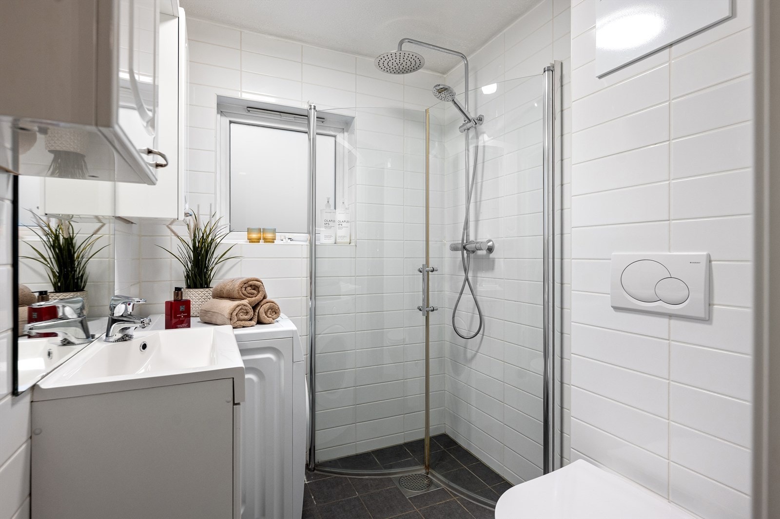 Badet ble pusset opp i 2009 og har flislagte overflater på gulv og vegger. Galleribilde