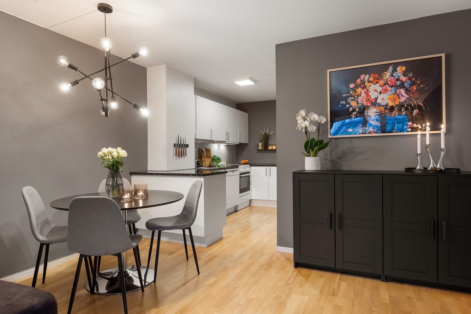 Det er klargjort med opplegg for oppvaskmaskin, noe som forenkler hverdagen. Galleribilde