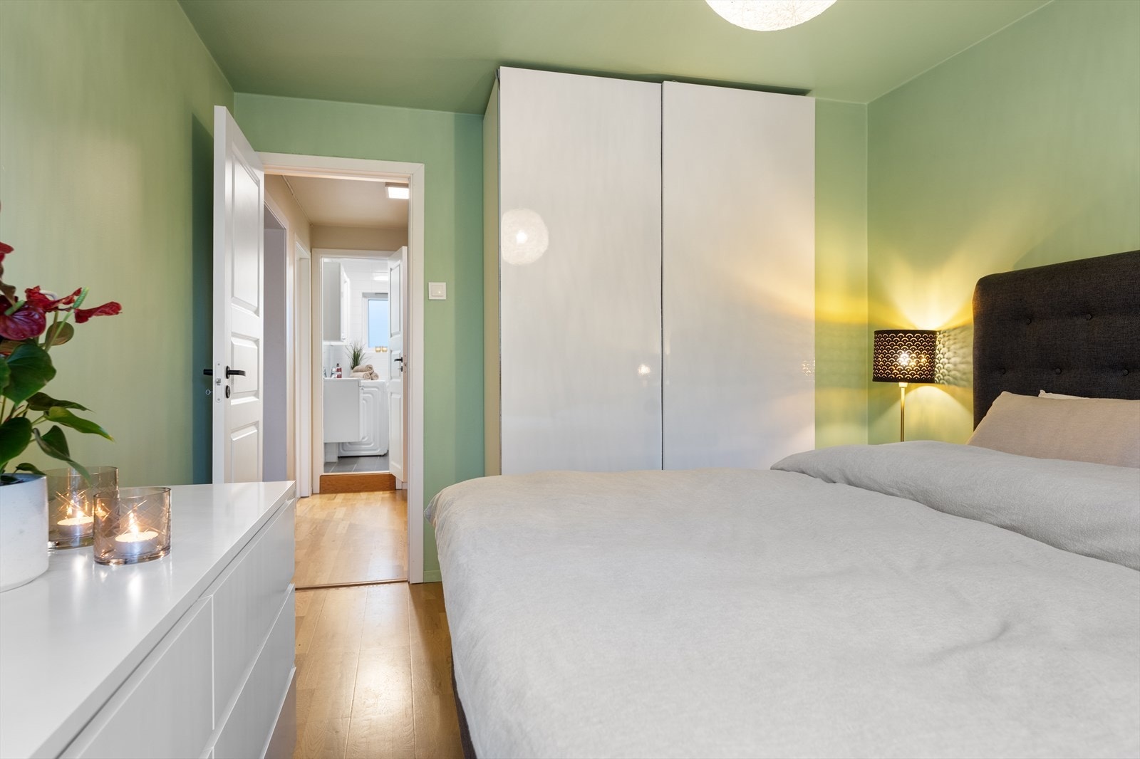 Her er det god plass til en garderobeløsning for oppbevaring av klær. Galleribilde